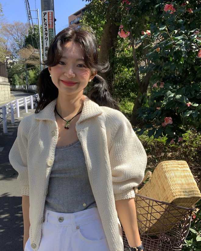 学韩国时尚达人的3套穿搭松弛又高级！ky开元棋牌春天戴珍珠耳环好浪漫！(图2)