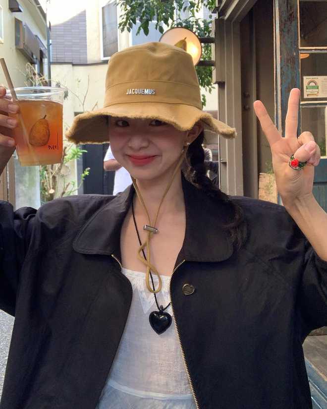 学韩国时尚达人的3套穿搭松弛又高级！ky开元棋牌春天戴珍珠耳环好浪漫！