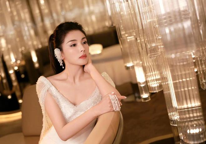 肩背后藏着的东方美学密码被吹爆了开元棋牌刘涛红毯造型刷屏！这件披(图7)