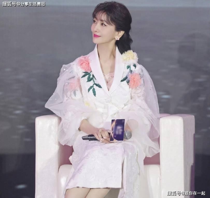 了白纱裙搭配同款西服尽显女神魅力！开元棋