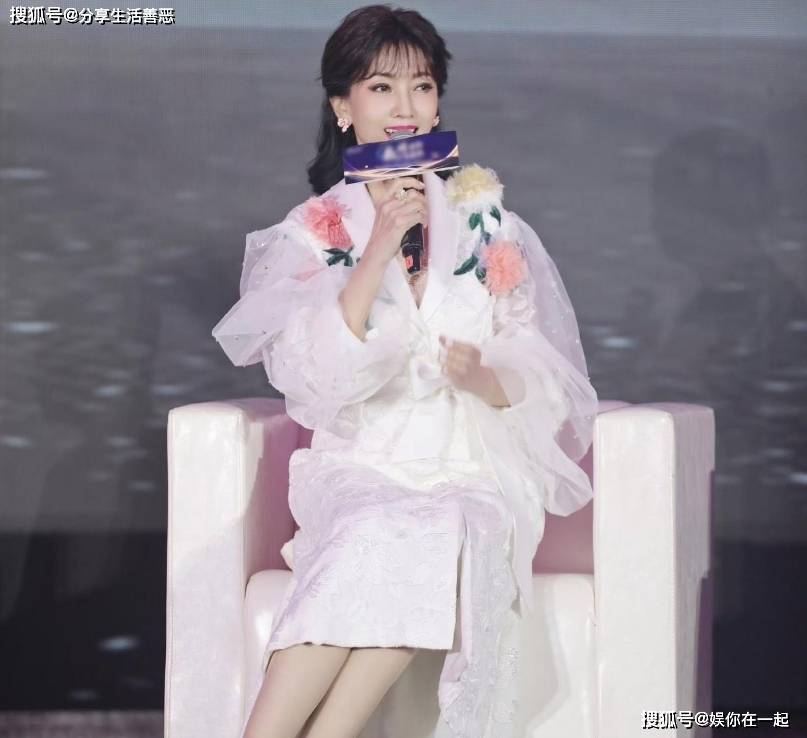 了白纱裙搭配同款西服尽显女神魅力！开元棋牌网站赵雅芝越来越有仙女气质(图3)