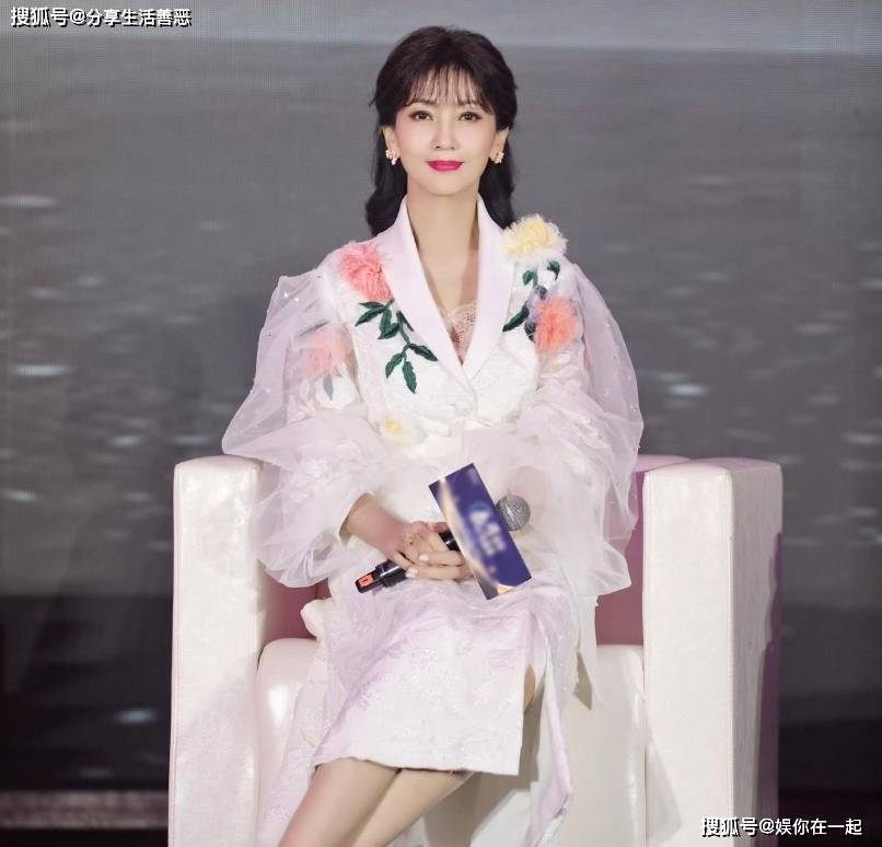 了白纱裙搭配同款西服尽显女神魅力！开元棋牌网站赵雅芝越来越有仙女气质(图4)