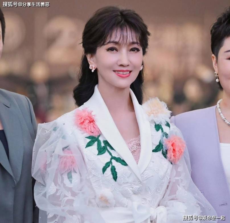 了白纱裙搭配同款西服尽显女神魅力！开元棋牌网站赵雅芝越来越有仙女气质(图5)