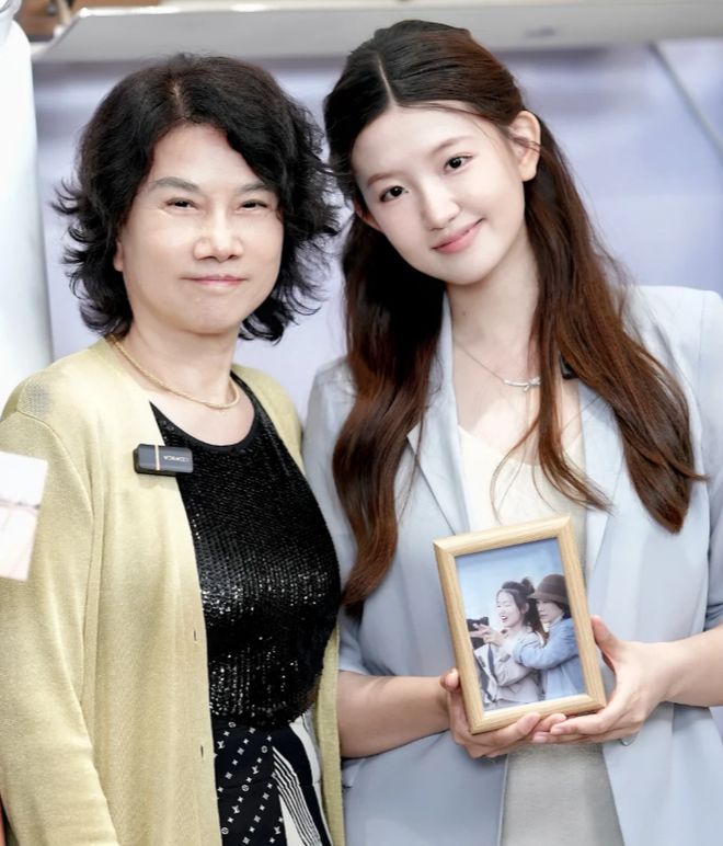 功女性穿衣从不拖沓鞋子带跟显气场ky开元棋牌看他们穿搭才明白：成(图7)