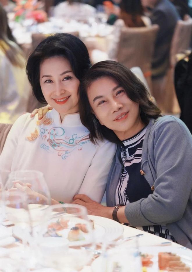 功女性穿衣从不拖沓鞋子带跟显气场ky开元棋牌看他们穿搭才明白：成(图6)