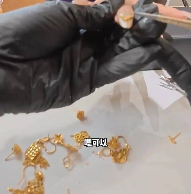 黄金“剪碎”贴在手上：比买项链手镯更有仪式感开元棋牌app突然火了！有人把价值4万元的(图2)